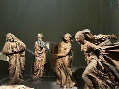Particolarmente toccanti sono le figure di Maria di Cleofa e Maria Maddalena, le cui vesti, aderenti ai corpi, volano come mosse da un impeto di dolore, catturando il momento dell�urlo e dell�angoscia